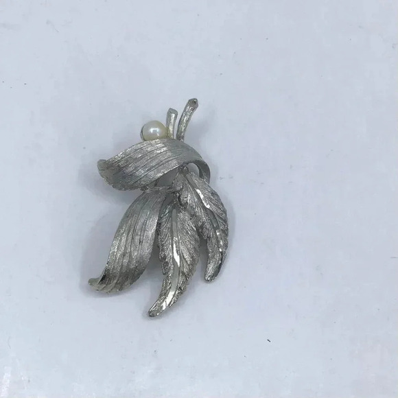 Vintage 1950s BSK Woolworth's Brooch Pin Silver Tone Leaves Feathers Faux Pearl - Picture 2 of 11